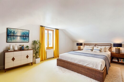 chambre avec pièce supplémentaire, plafond bas, low ceiling, lumière naturelle, et natural light