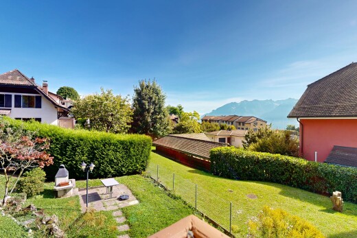 jardin avec from property, vue sur la montagne, mountain view, pelouse, et day time