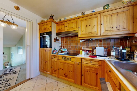 cuisine avec backsplash, dosseret, four, inside property, et plans de travail