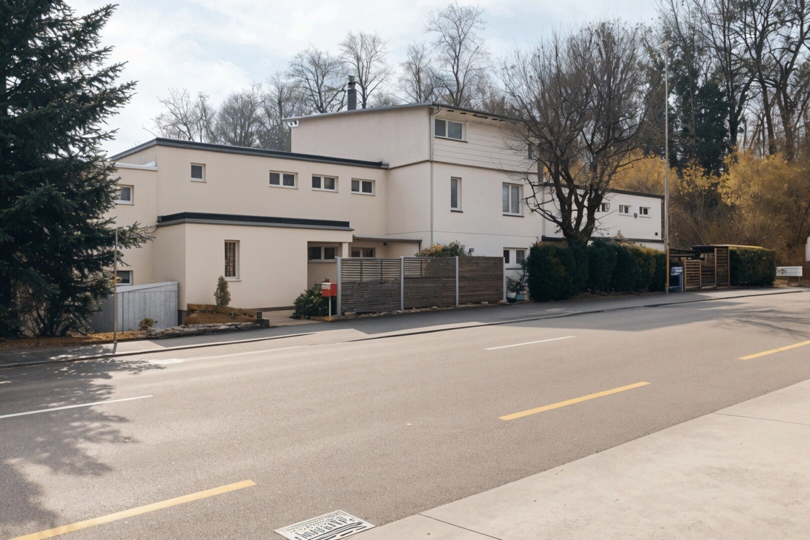 außenansicht mit zaun