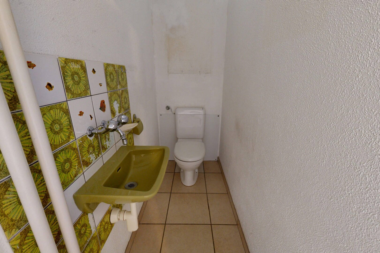 bad mit fliesenboden, toilette, gäste-wc, waschbecken, und strukturierte wand