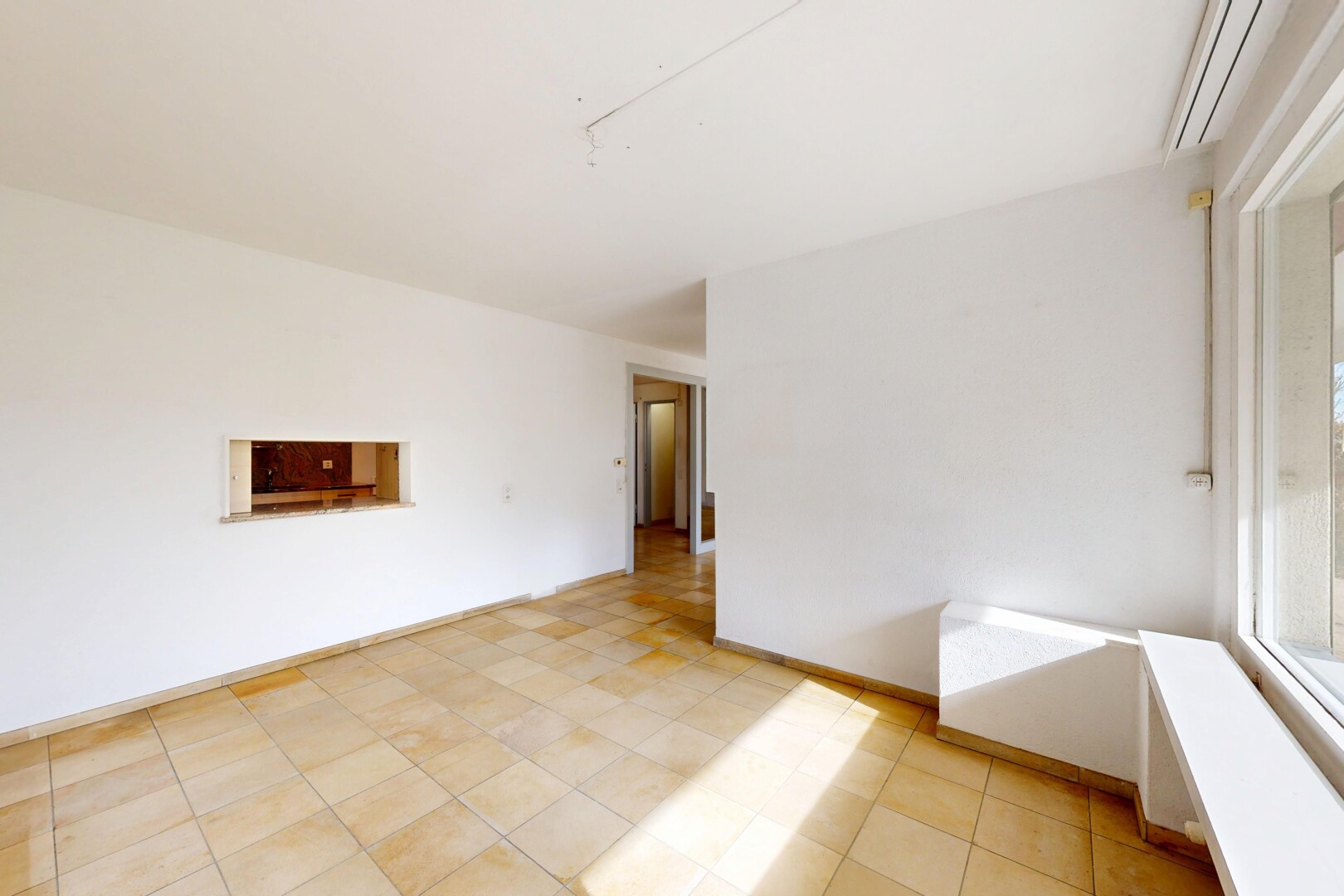 leerer raum mit gipskartonwand, natürliches licht, und deckenbeleuchtung