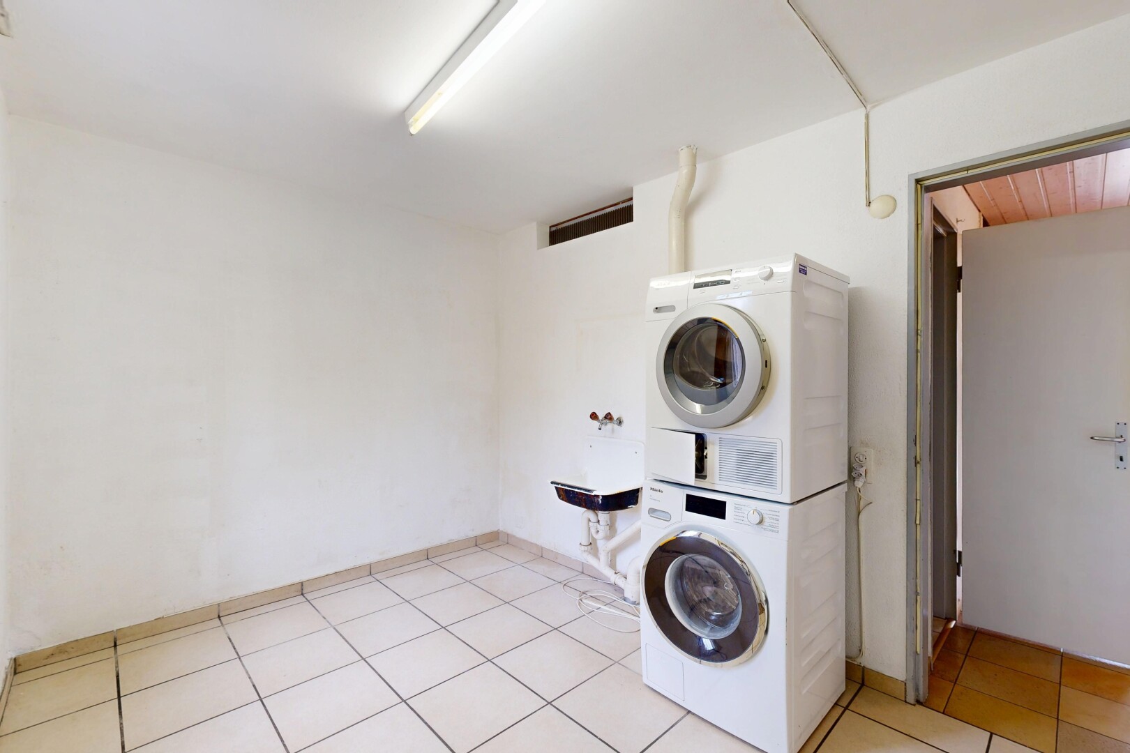 wäschekammer mit waschturm, wäscherei, gipskartonwand, und fliesenboden