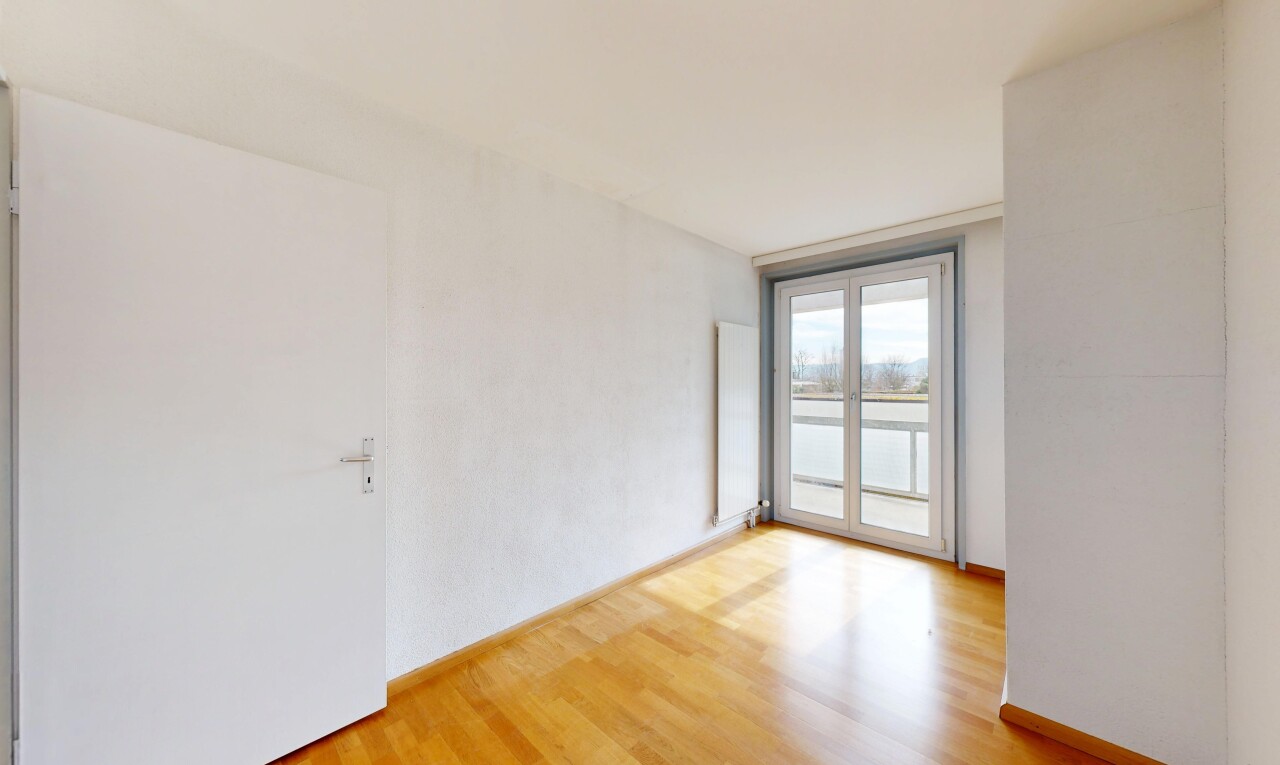 leerer raum mit natürliches licht, gipskartonwand, holzfußboden, und bodendeckenfenster