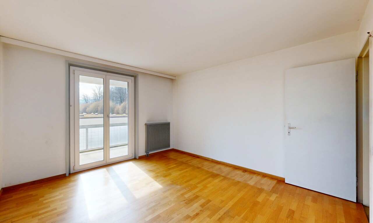 leerer raum mit natürliches licht, kühler, gipskartonwand, und holzfußboden