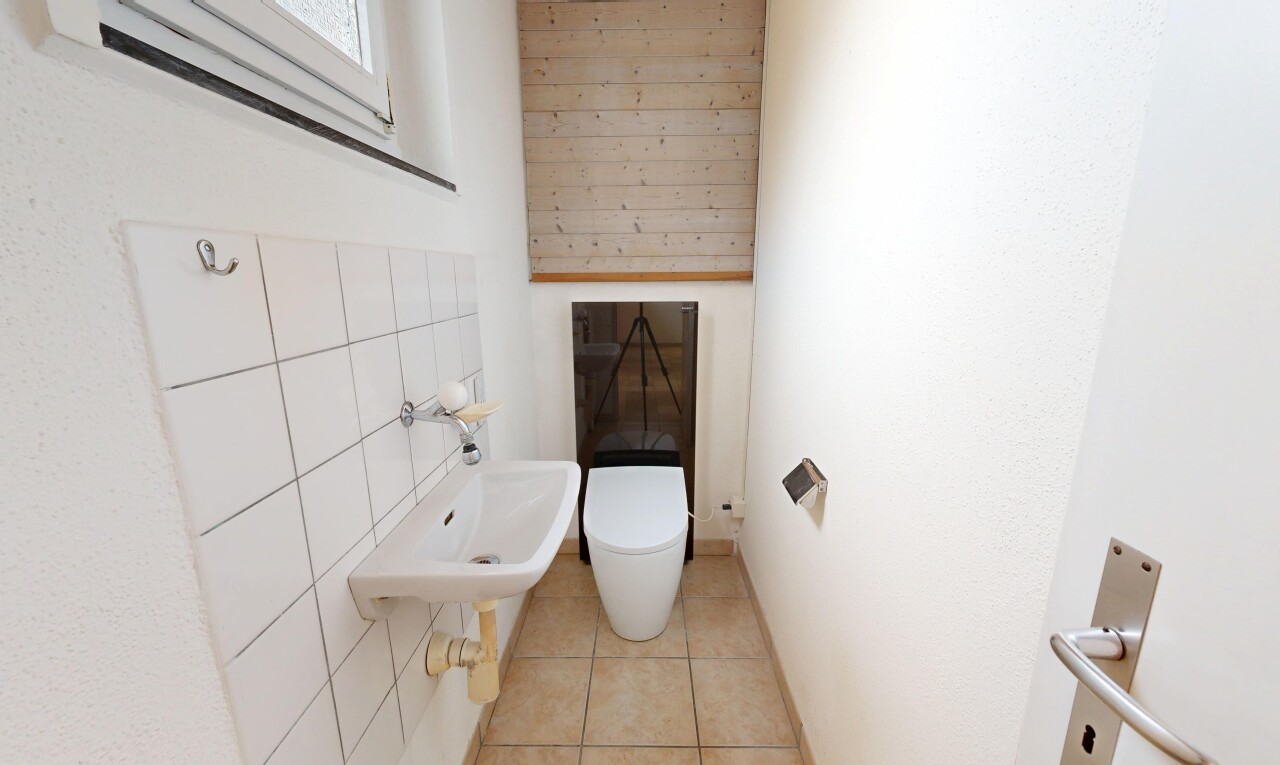 bad mit toilette, gäste-wc, und fliesenboden