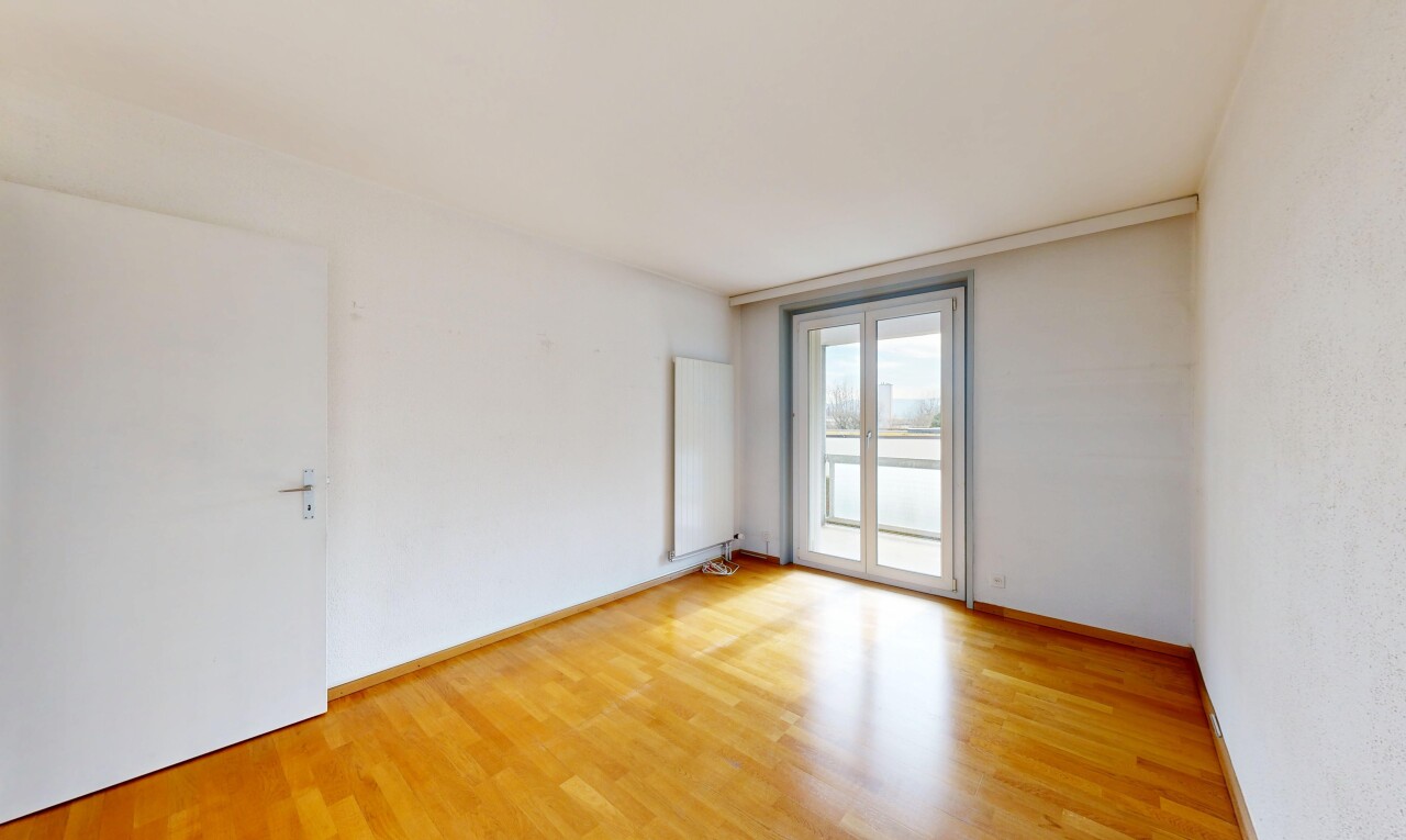 leerer raum mit holzfußboden, natürliches licht, sockelleisten, und gipskartonwand