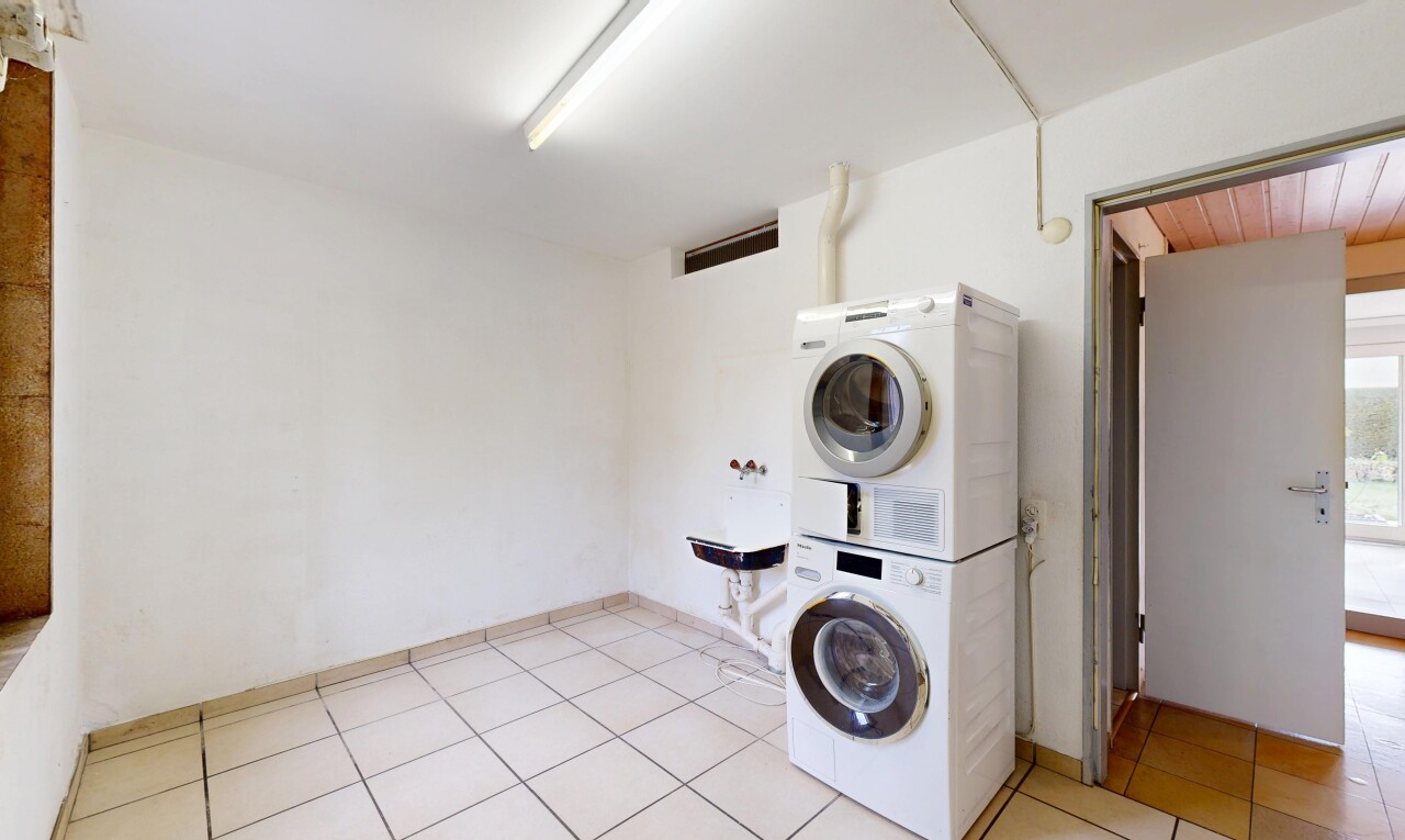 wäschekammer mit waschturm, wäscherei, gipskartonwand, und fliesenboden