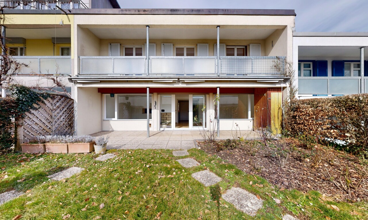 außenansicht mit rasen, terrasse, stuckverkleidung, und balkon