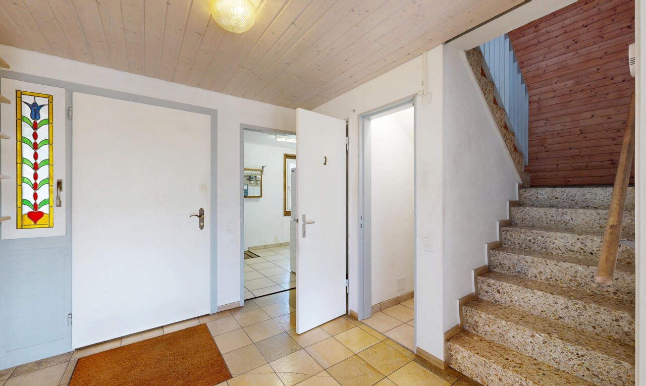 treppe mit fliesenboden, gipskartonwand, holzdecke, und treppen