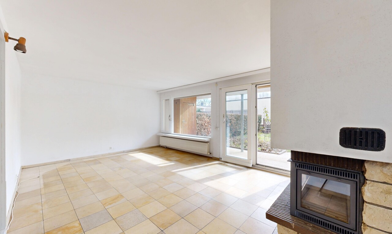 leerer raum mit gipskartonwand, natürliches licht, und fußleistenheizung