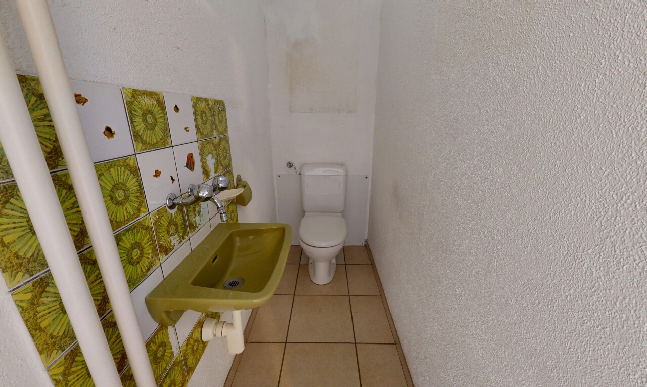 bad mit fliesenboden, toilette, gäste-wc, waschbecken, und strukturierte wand