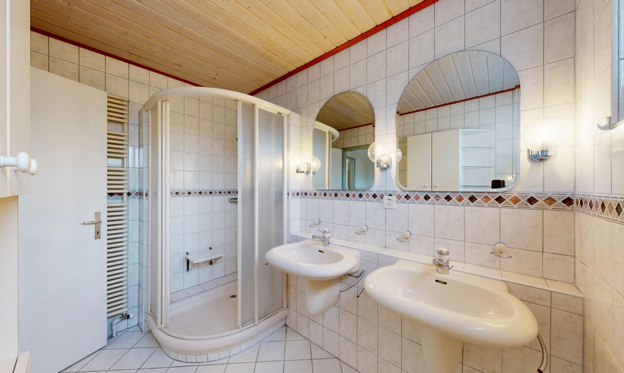 bad mit fliesenwand, dusche, und spiegel