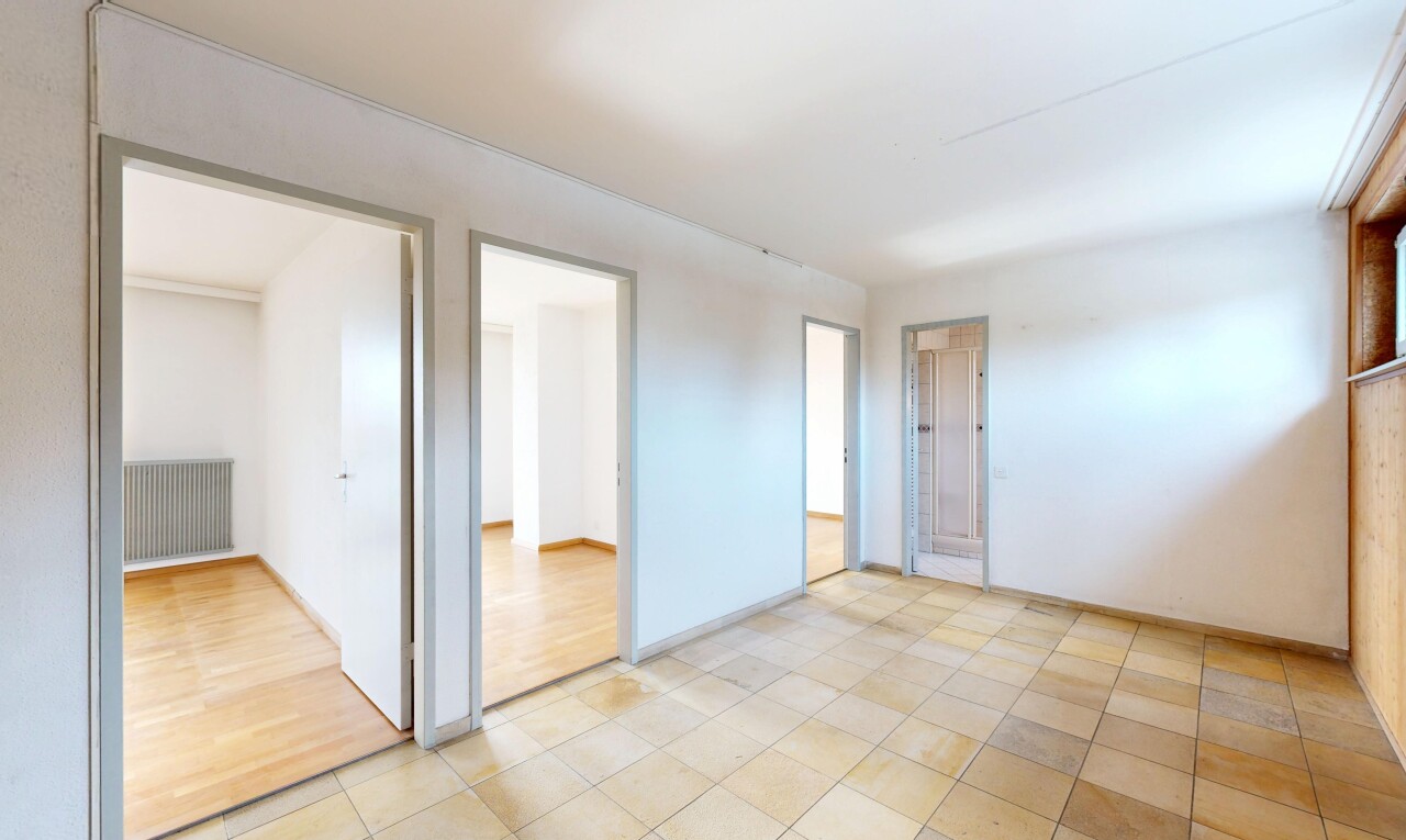 leerer raum mit lüftungsgitter, gipskartonwand, und fliesenboden