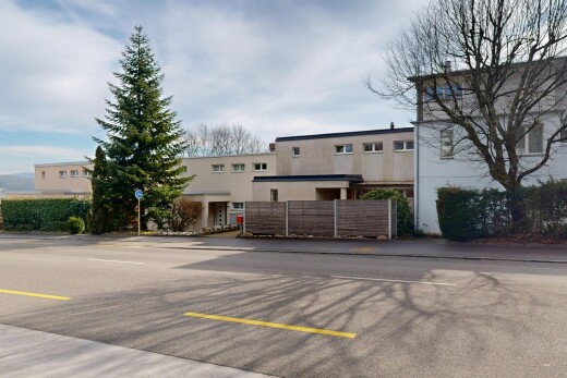 außenansicht mit parkplatz