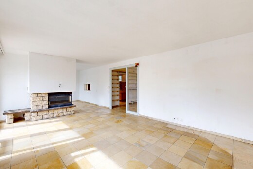 wohnzimmer mit gipskartonwand und kamin