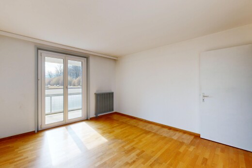 leerer raum mit natürliches licht, kühler, gipskartonwand, und holzfußboden