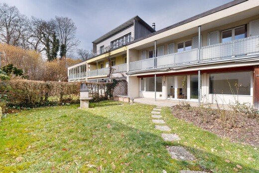 außenansicht mit rasen