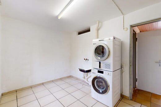 wäschekammer mit waschturm, wäscherei, gipskartonwand, und fliesenboden