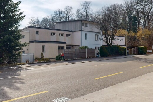 außenansicht mit parkplatz