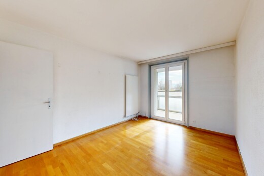 leerer raum mit holzfußboden, natürliches licht, sockelleisten, und gipskartonwand