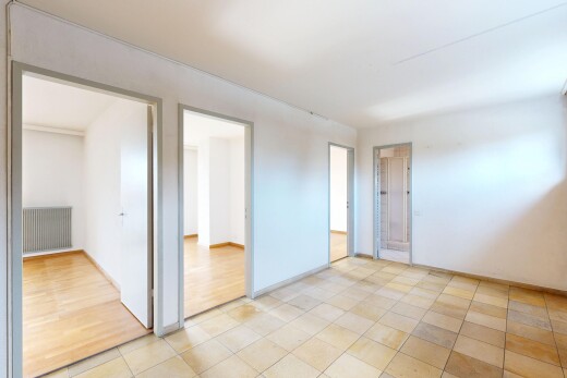 leerer raum mit lüftungsgitter, gipskartonwand, und fliesenboden