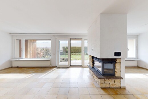 leerer raum mit gipskartonwand, natürliches licht, kamin, und fliesenboden