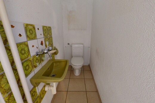 bad mit fliesenboden, toilette, gäste-wc, waschbecken, und strukturierte wand