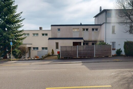 außenansicht mit zaun