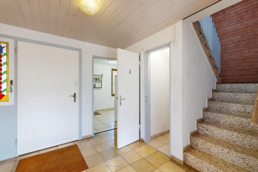 treppe mit fliesenboden, gipskartonwand, holzdecke, und treppen