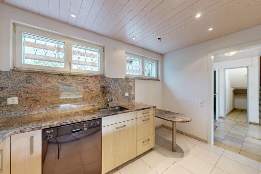 küche mit waschbecken, küchenrückwand beim herd, geschirrspülmaschine, natürliches licht, und gipskartonwand