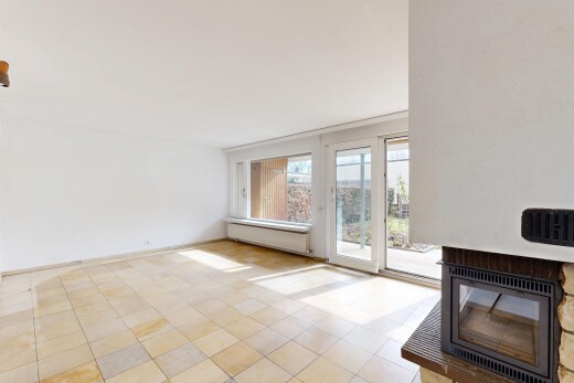 leerer raum mit gipskartonwand, natürliches licht, und fußleistenheizung