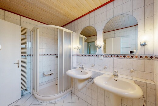 bad mit fliesenwand, dusche, und spiegel