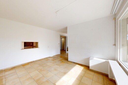 leerer raum mit gipskartonwand, natürliches licht, und deckenbeleuchtung