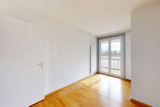 leerer raum mit natürliches licht, gipskartonwand, holzfußboden, und bodendeckenfenster