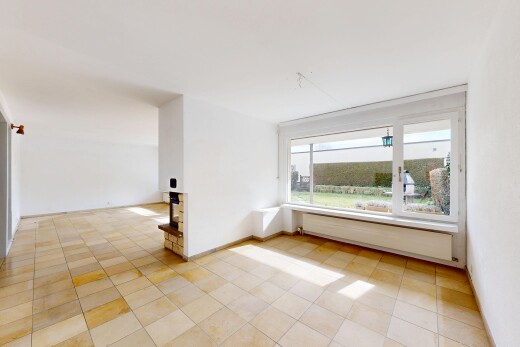 leerer raum mit fußleistenheizung, natürliches licht, gipskartonwand, und fliesenboden