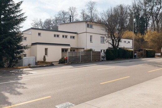 außenansicht mit zaun