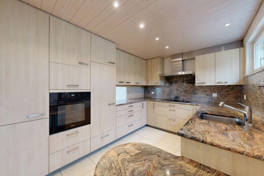 küche mit fliesenboden, herd, dunstabzugshaube, waschbecken, und ofen