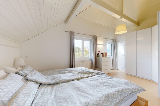 chambre avec inside property, plafond voûté, vaulted ceiling, lumière naturelle, et natural light
