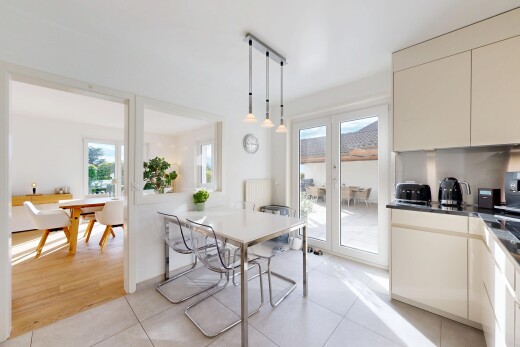 cuisine avec inside property, éclairage suspendu, natural light, lumière naturelle, et drywall