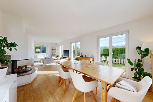 salon / salle à manger avec wood finish floor, sol en finition bois, natural light, lumière naturelle, et drywall