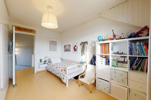 chambre avec inside property, wood finish floor, sol en finition bois, drywall, et cloison sèche