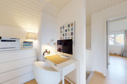 cuisine avec télévision, inside property, cloison sèche, drywall, et lumière naturelle