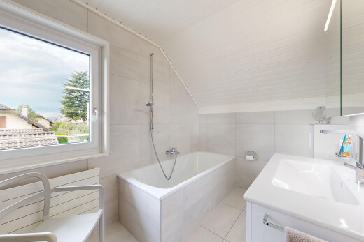 salle de bains avec lavabo (ou coiffeuse selon le contexte), mur en carrelage, tile wall, inside property, et salle de bain complète