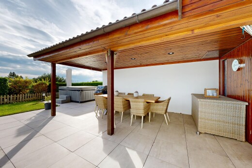 terrasse avec coin repas extérieur, bain à remous, gril, et clôture