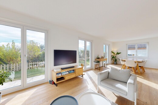 salon / salle à manger avec wood finish floor, sol en finition bois, télévision, inside property, et drywall