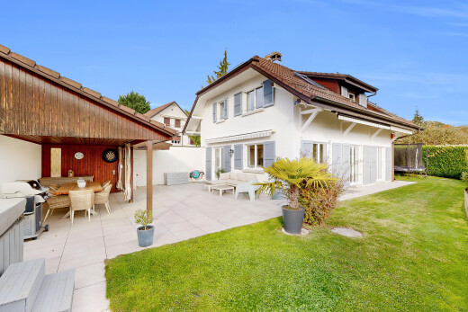 façade avec property visible, terrasse, pelouse, day time, et coin repas extérieur