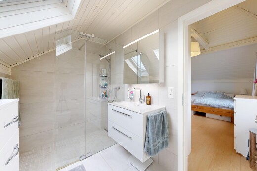 salle de bains avec lavabo (ou coiffeuse selon le contexte), inside property, salle de bain complète, miroir, et douche