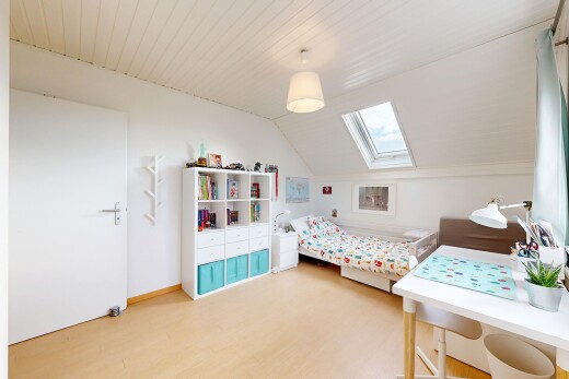 chambre avec pièce supplémentaire, puits de lumière, inside property, natural light, et lumière naturelle