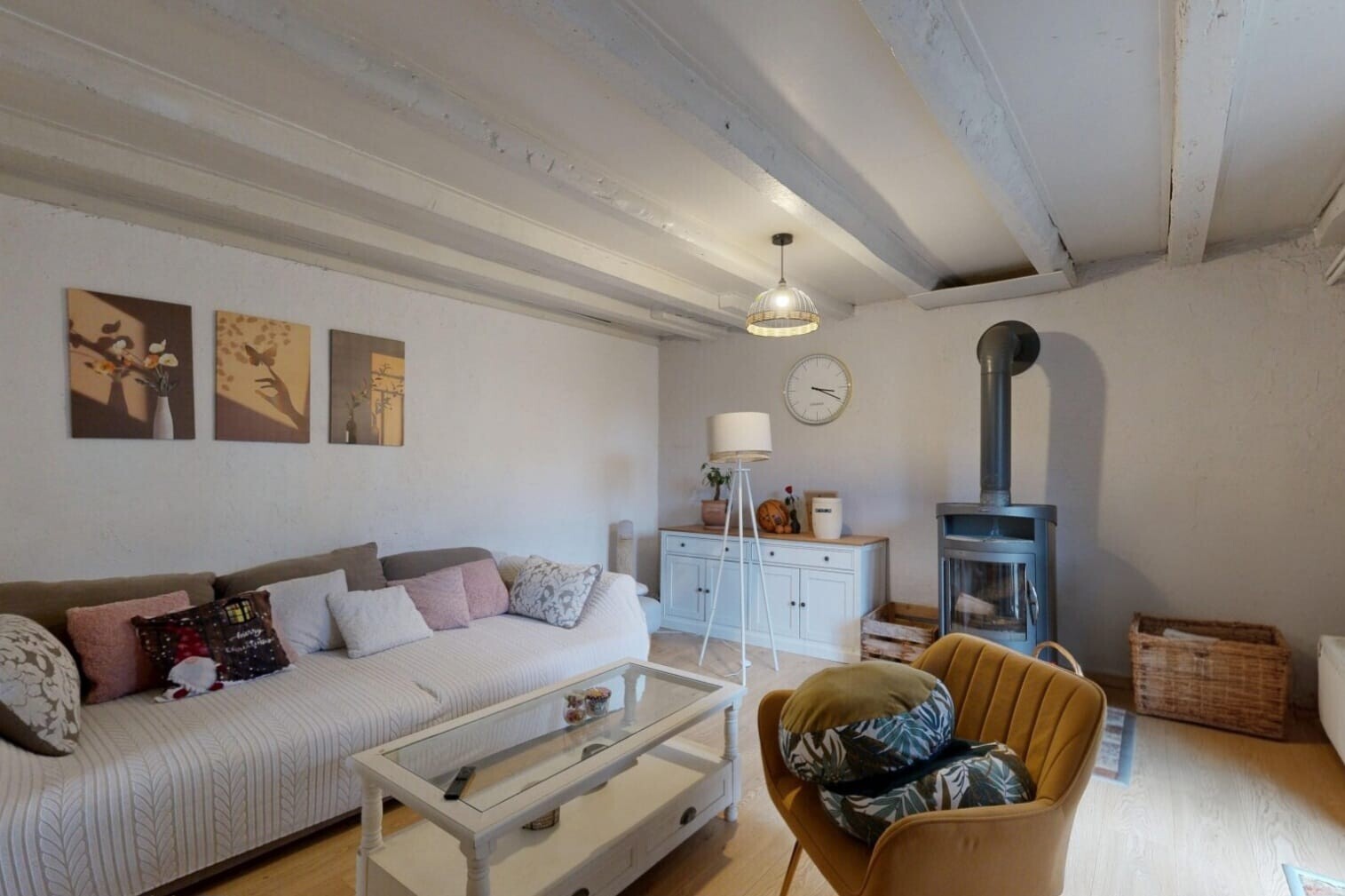 salon avec poêle à bois, plafond à poutres, beamed ceiling, inside property, et cloison sèche